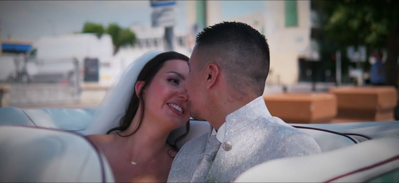 Film de mariage à Lyon, les mariés dans la voiture à la sortie de la cérémonie